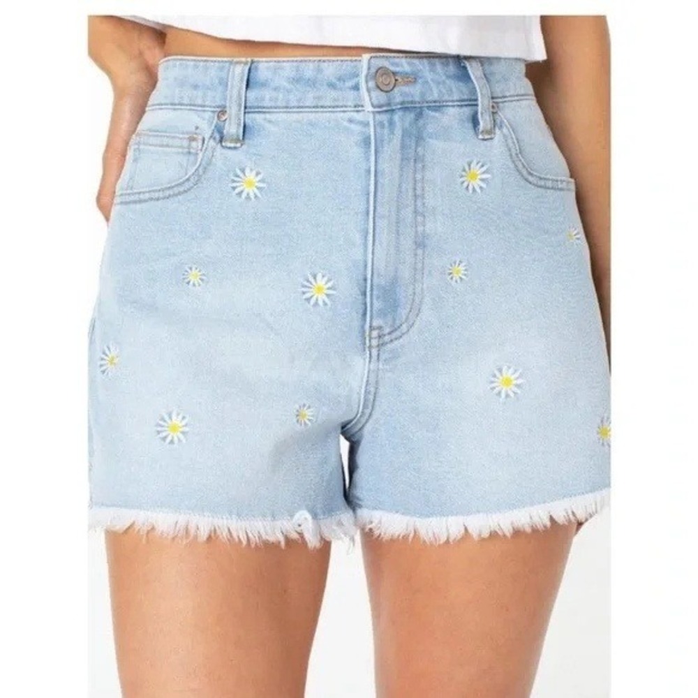 Celebrity Pink Denim Shorts‎ Daisy Embroidered Frayed Hem Light Wash